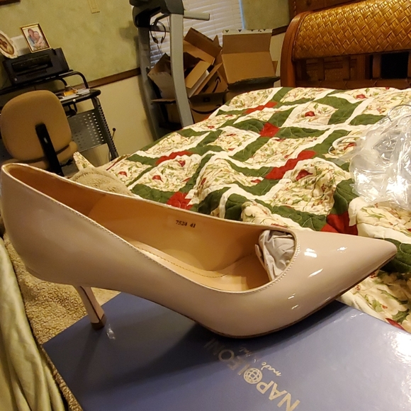 SHOES - Picture 2 of 7